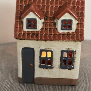 Keramikhus med blå dörr och fönsterram